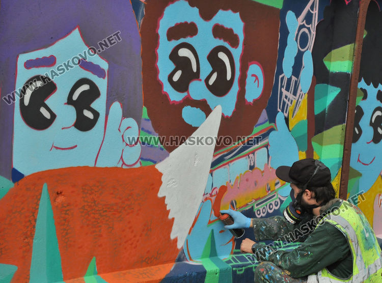 Изкуството обединява: Графити фестивал на оградата на бежанския лагер в Харманли