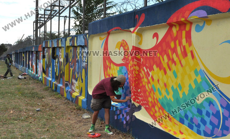 Изкуството обединява: Графити фестивал на оградата на бежанския лагер в Харманли