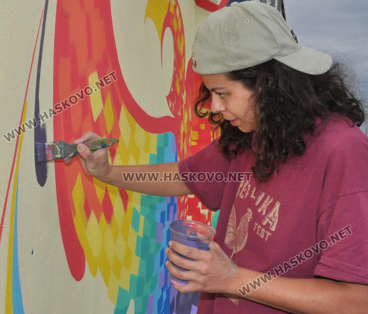 Изкуството обединява: Графити фестивал на оградата на бежанския лагер в Харманли