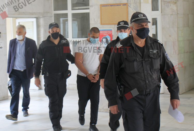 Оставиха ли в ареста обвиняемия, наръгал 18-годишен с нож в гърба?