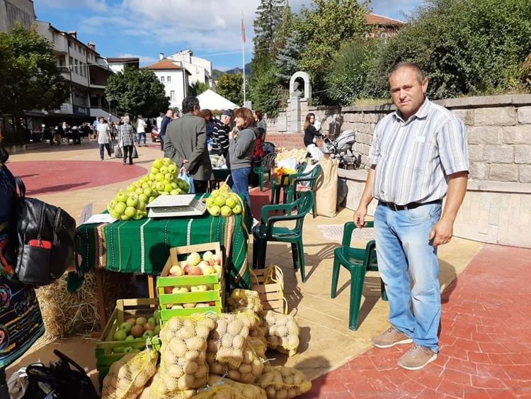 Празник на плодородието събра родопски производители. Те изложиха екологични местни продукти на фермерски пазар