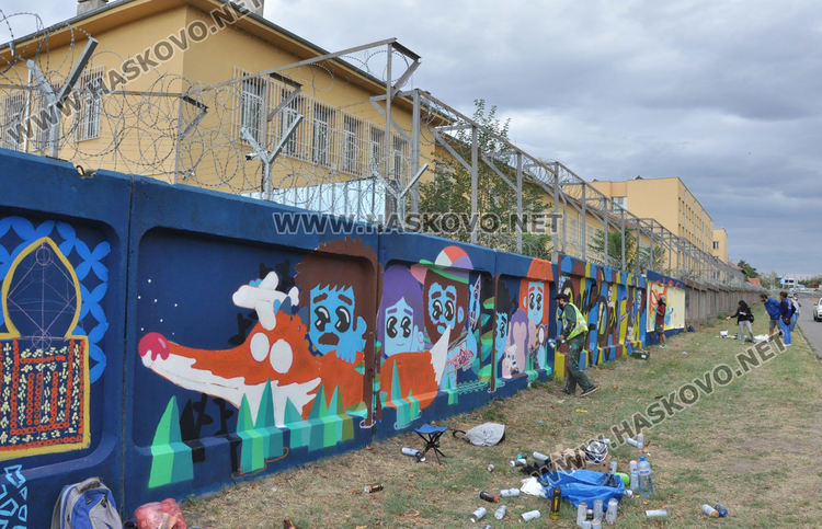 Изкуството обединява: Графити фестивал на оградата на бежанския лагер в Харманли
