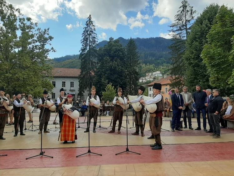 Празник на плодородието събра родопски производители. Те изложиха екологични местни продукти на фермерски пазар