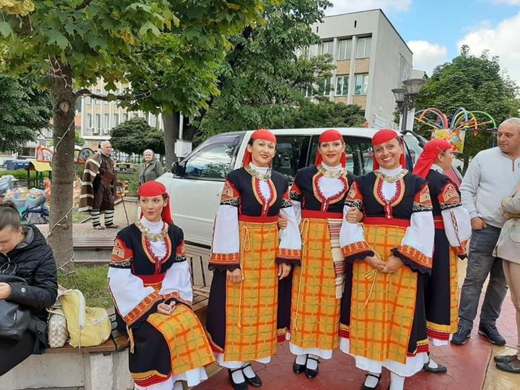Празник на плодородието събра родопски производители. Те изложиха екологични местни продукти на фермерски пазар