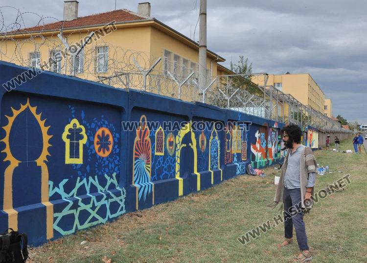 Изкуството обединява: Графити фестивал на оградата на бежанския лагер в Харманли