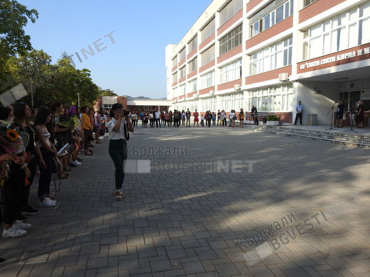 Затварят Езиковата гимназия заради COVID 19 за ден, днес откриха вирусоносител 