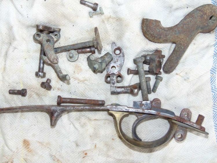 Братя в ареста за незаконен боен арсенал