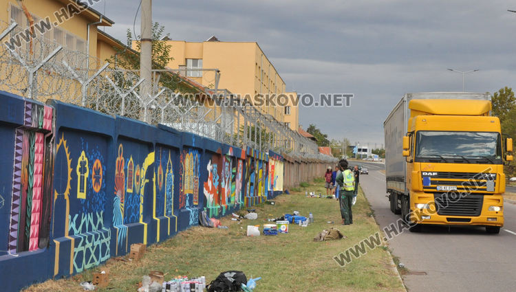 Изкуството обединява: Графити фестивал на оградата на бежанския лагер в Харманли