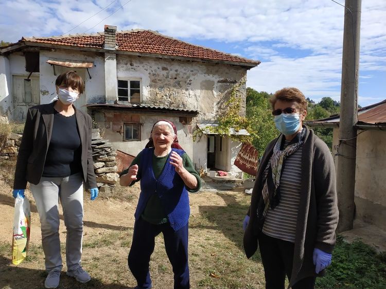 С малки подаръци уважиха десетте най-възрастни жители на Давидково