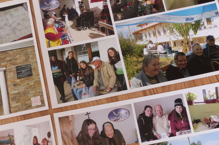 Неделно училище подари фотоизложба и диплянка на Дома за стари хора във Фатово