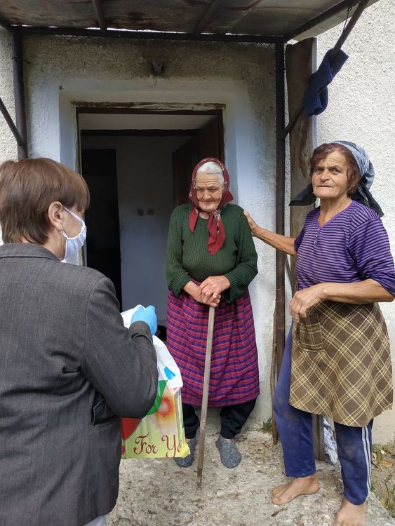 С малки подаръци уважиха десетте най-възрастни жители на Давидково
