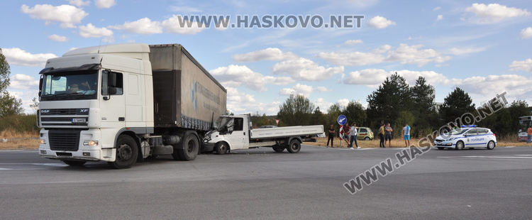 Тир засече камион по пътя Хасково-Димитровград