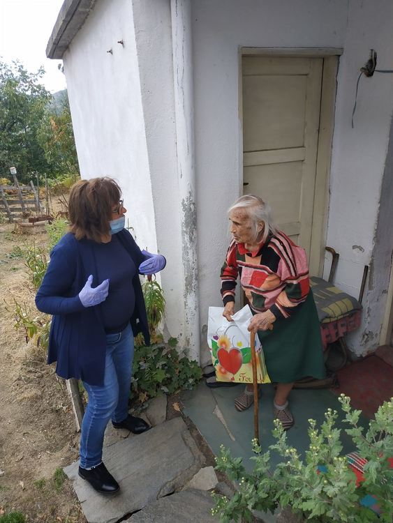 С малки подаръци уважиха десетте най-възрастни жители на Давидково