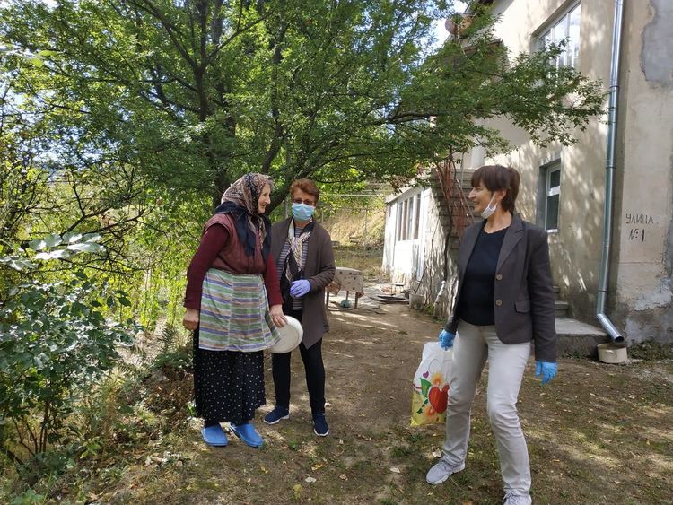 С малки подаръци уважиха десетте най-възрастни жители на Давидково