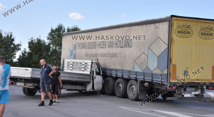 Тир засече камион по пътя Хасково-Димитровград