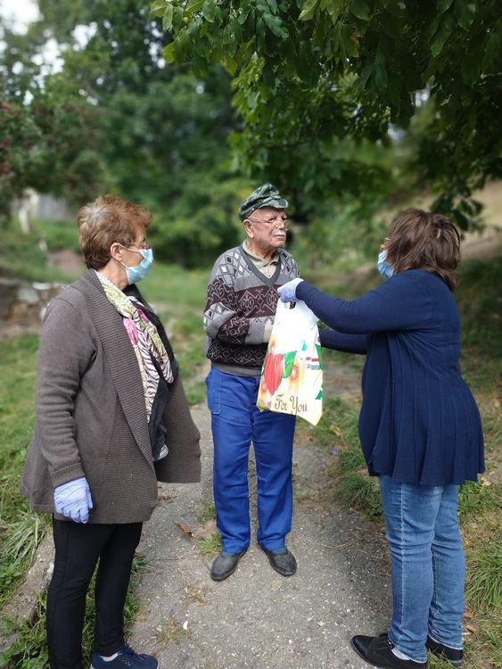 С малки подаръци уважиха десетте най-възрастни жители на Давидково