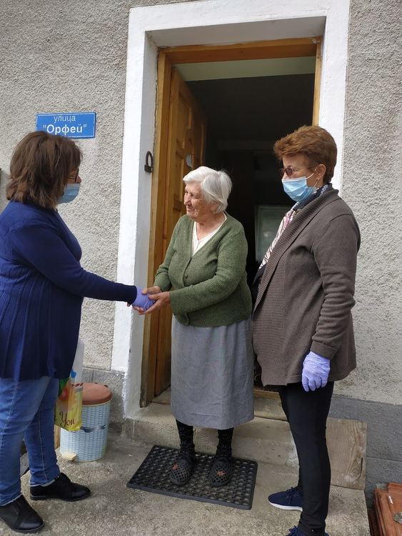 С малки подаръци уважиха десетте най-възрастни жители на Давидково