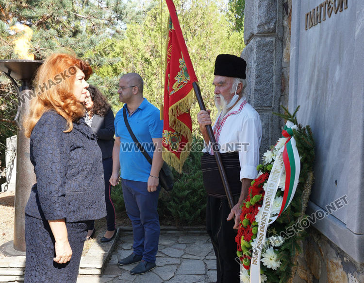 Венци и цветя в памет на хилядите избити тракийци край Маджарово