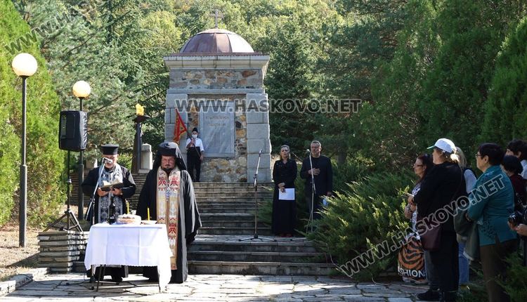 Венци и цветя в памет на хилядите избити тракийци край Маджарово