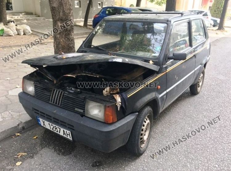 Фиат пламна пред блок в Хасково