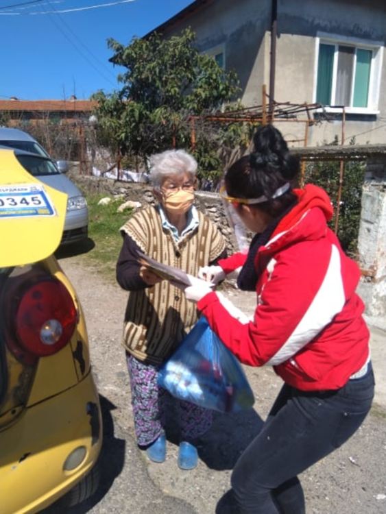 Стартира раздаването на хранителни пакети от БЧК в Кърджалийска област