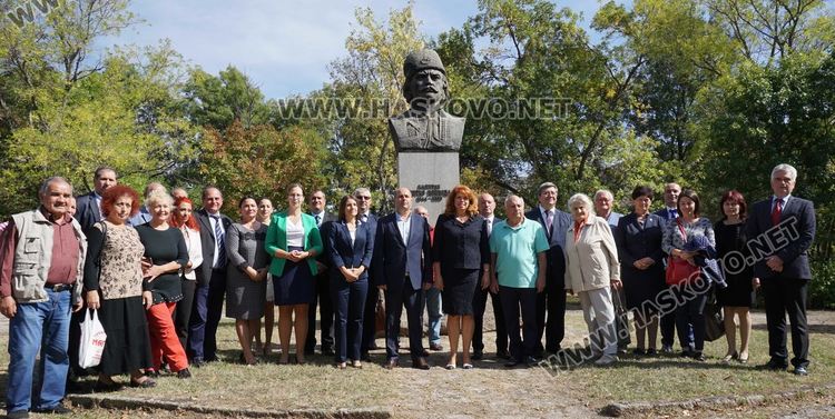 Венци и цветя в памет на хилядите избити тракийци край Маджарово