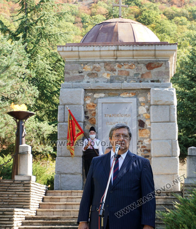 Венци и цветя в памет на хилядите избити тракийци край Маджарово