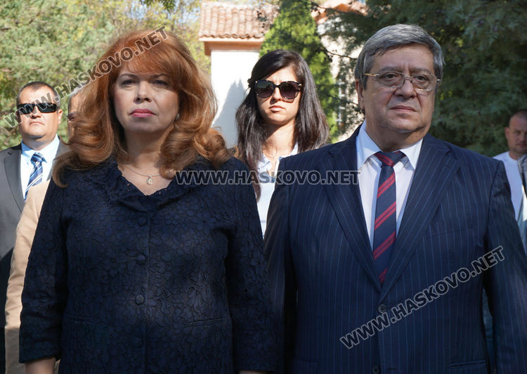 Венци и цветя в памет на хилядите избити тракийци край Маджарово