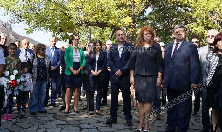 Венци и цветя в памет на хилядите избити тракийци край Маджарово