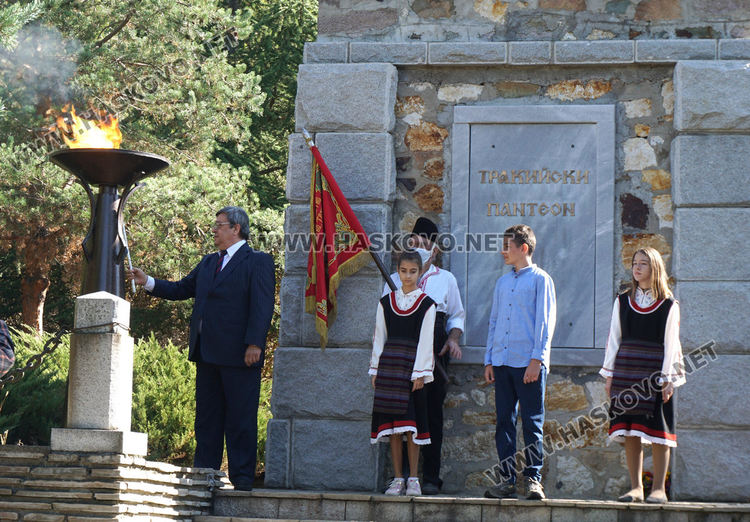 Венци и цветя в памет на хилядите избити тракийци край Маджарово
