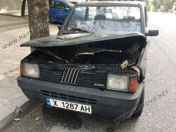 Фиат пламна пред блок в Хасково