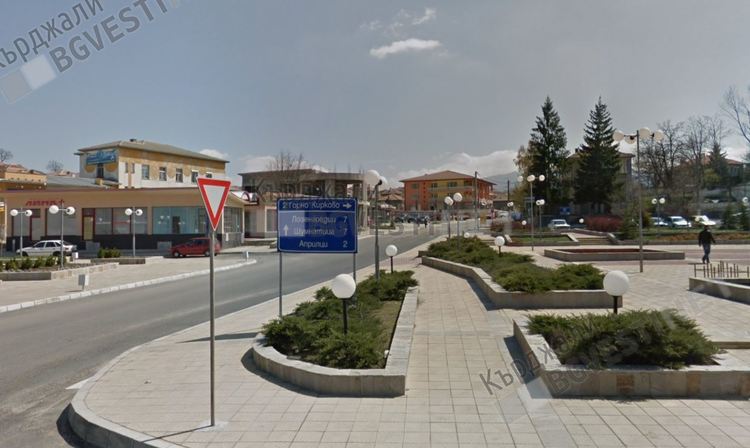 Заблуждаваща табела в центъра на Кирково, обърква гостите на общината