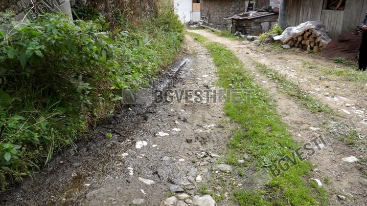 Махала във Виево събира подписка, за да имат нормален път. Жалват се, че кметът асфалтирал улицата за своя квартал, вместо тяхната