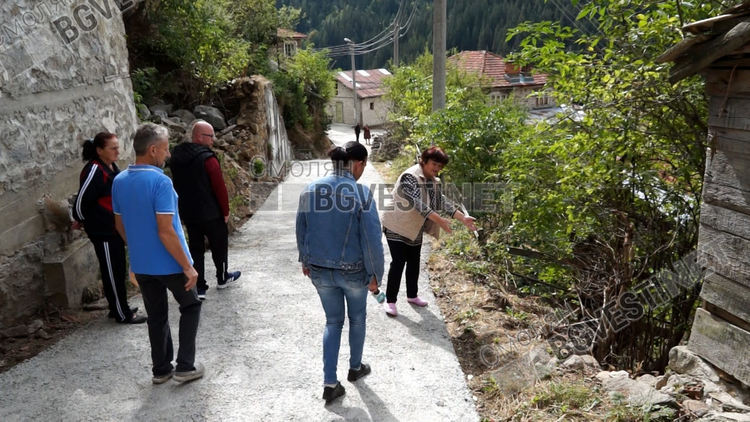Махала във Виево събира подписка, за да имат нормален път. Жалват се, че кметът асфалтирал улицата за своя квартал, вместо тяхната