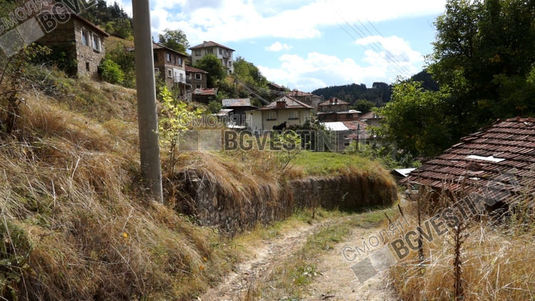 Махала във Виево събира подписка, за да имат нормален път. Жалват се, че кметът асфалтирал улицата за своя квартал, вместо тяхната