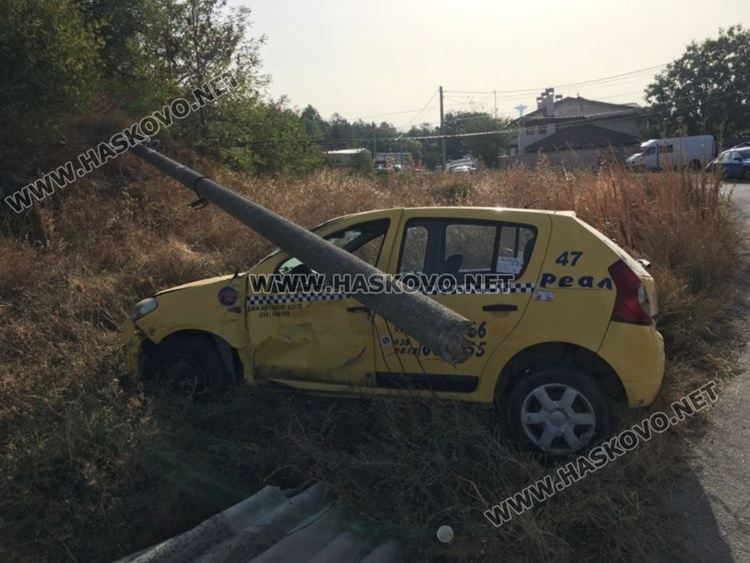 Такси пречупи бетонен стълб в Хасково