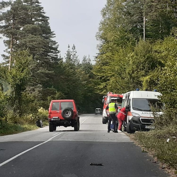 Кола се обърна в дере в района на Смилян, няма пострадали