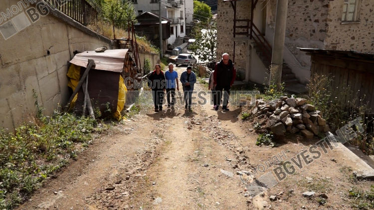 Махала във Виево събира подписка, за да имат нормален път. Жалват се, че кметът асфалтирал улицата за своя квартал, вместо тяхната