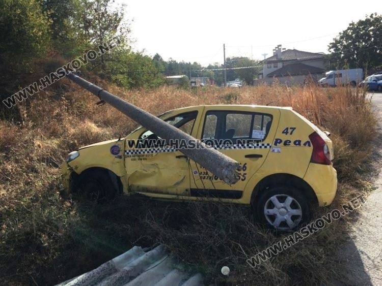 Такси пречупи бетонен стълб в Хасково