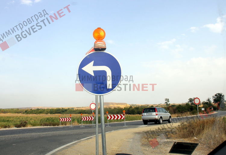Автомобили опитващи да преминат през затворения участък