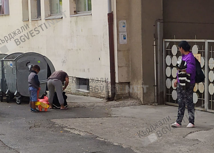 Ромче от Кърджали се радва на първата си ученическа раница „втора употреба”,  докато батковците са с таблети за дистанционно обучение