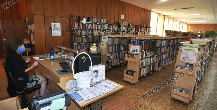 Книгите излизат от библиотеката в Хасково стерилни и с аромат на лавандула