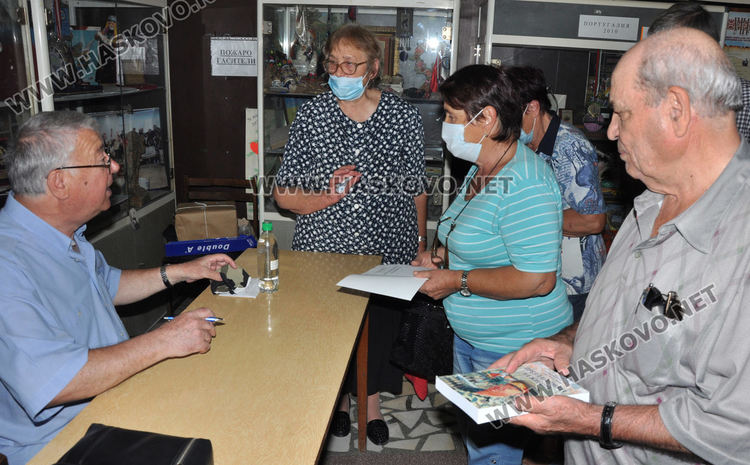 Ген. Янко Янев представи книгата си „През лабиринта на живота“ в Хасково