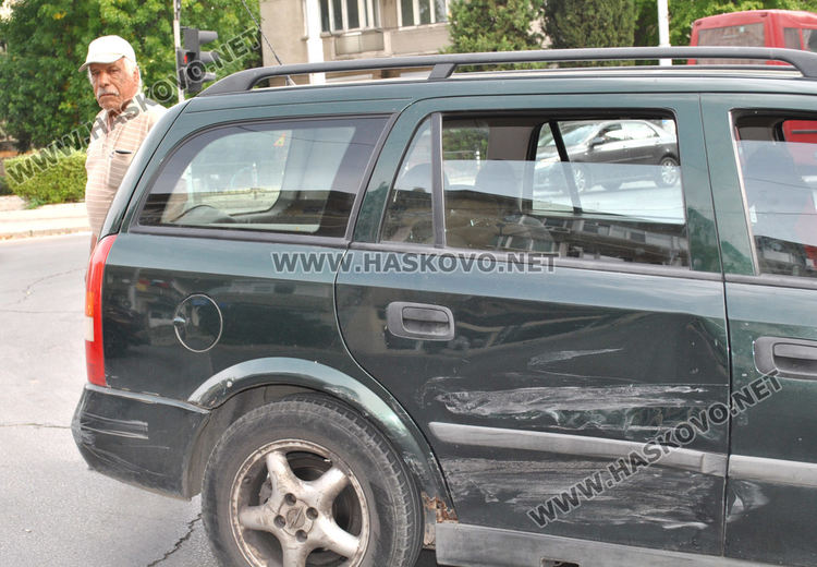 Катастрофа между Тойота и Опел затрудни движението по „Раковски“ и „Съединение“