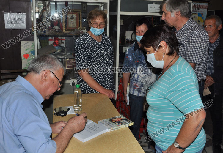 Ген. Янко Янев представи книгата си „През лабиринта на живота“ в Хасково