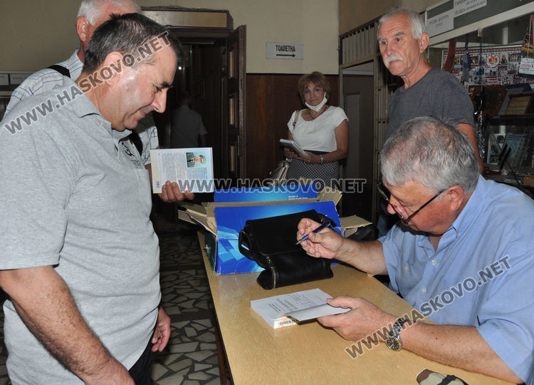 Ген. Янко Янев представи книгата си „През лабиринта на живота“ в Хасково