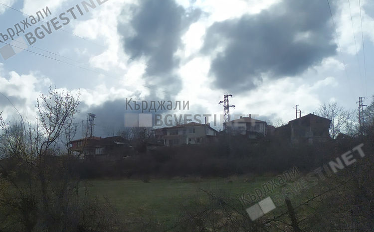 Пожарникари и горски служители гасят голям пожар в района на кърджалийското село Калинка