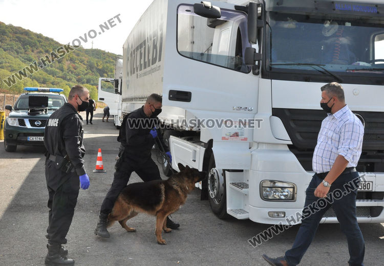 Mащабната спецакция: Измъкнаха шестима афганистанци от такси, свалиха номерата на Порше