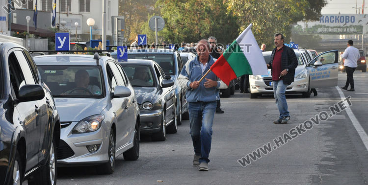 Автоинструктори от Хасково и Кърджали тръгнаха към София на протест