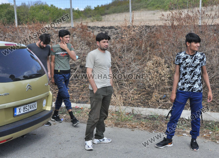 Mащабната спецакция: Измъкнаха шестима афганистанци от такси, свалиха номерата на Порше